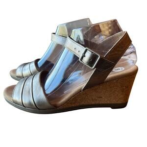 Clarks Wedge Sandals Sz 9 Pewter Gold Metallic Leather Comfort Buckle Strap Cork